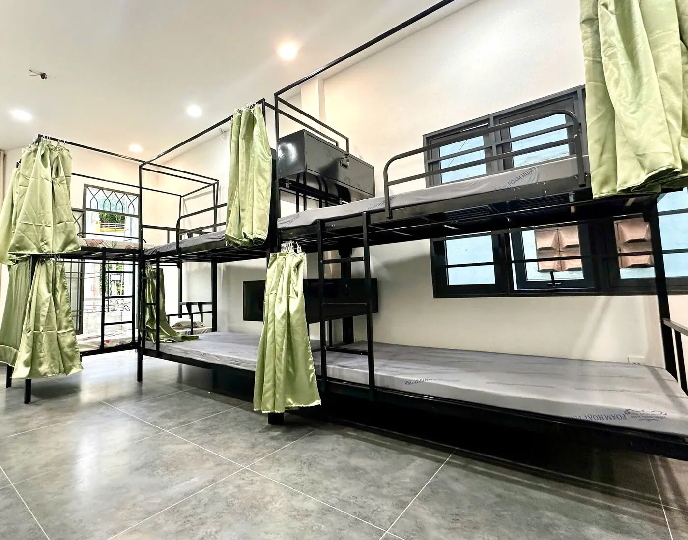 Phòng giường tầng có rèm che riêng tại cơ sở Phạm Văn Hai